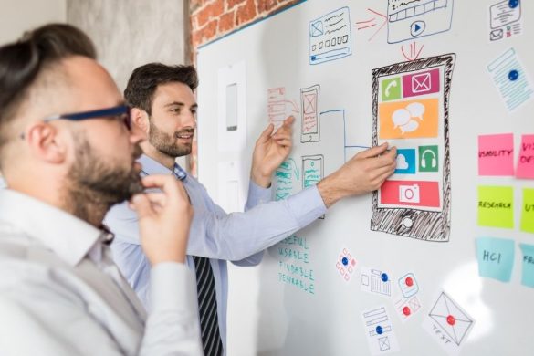 Un tableau blanc virtuel avec des mots-clés comme "Strategy", "Content" et "Keywords", entourés de flèches et de graphiques, illustrant le processus d'une stratégie de contenu