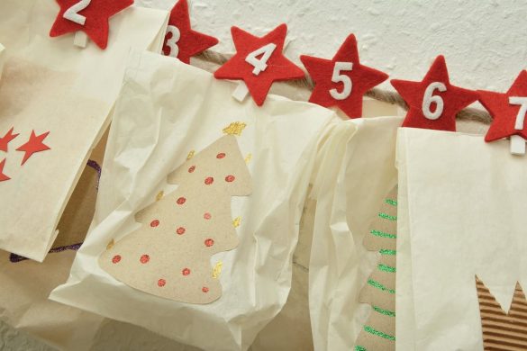 Un aperçu détaillé d'un Calendrier de l'Avent Fait Maison, avec des sacs décorés et des chiffres étoilés.