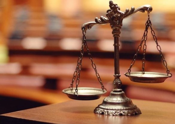 Balance de la justice sur un bureau, symbolisant l'équité pour un Détective Privé à Nice.