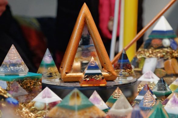 Collection de pyramides orgonites de différentes tailles et couleurs, exposées dans un marché