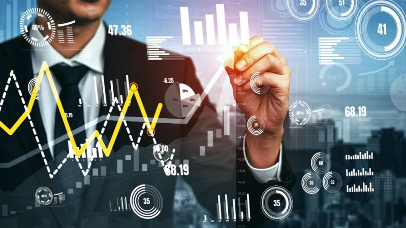 Trader pointant une courbe ascendante sur une interface numérique illustrant la stratégie du Covered Call