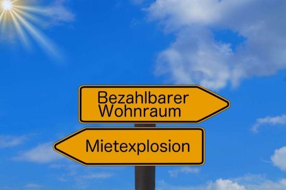 Des panneaux directionnels jaunes en allemand sur fond de ciel bleu ensoleillé, une métaphore des choix à faire pour trouver des destinations méconnues.