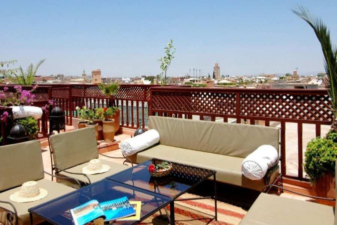 Salon de jardin confortable sur une terrasse ensoleillée, idéal pour décorer une terrasse avec une vue panoramique.